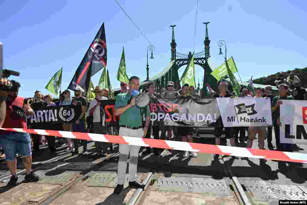 Контр-прайд на мосту Свободы. Сторонники ультраправого движения "Наше Отечество" во главе с Эледем Новаком надеются не пустить участников прайда из Буды в Пешт (но в Будапеште много мостов). Плакат гласит: "Стоп ЛГБТ-пропаганда!"