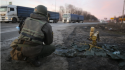 "Сломались, пацаны? Может, оттащить на Россию обратно?" Украинцы разговаривают с российскими военными, которые вторглись в Украину