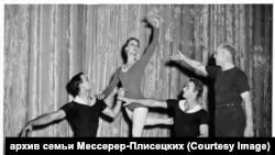 Азарий, Майя, Александр Плисецкие и Асаф Мессерер на гастролях Большого театра в США, 1962 год