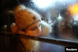 Пассажирка автобуса из Донецка. 18 февраля 2022 года. Фото: Reuters