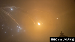 Фрагменты летательного аппарата разлетаются над районом Киева ночью 25 февраля