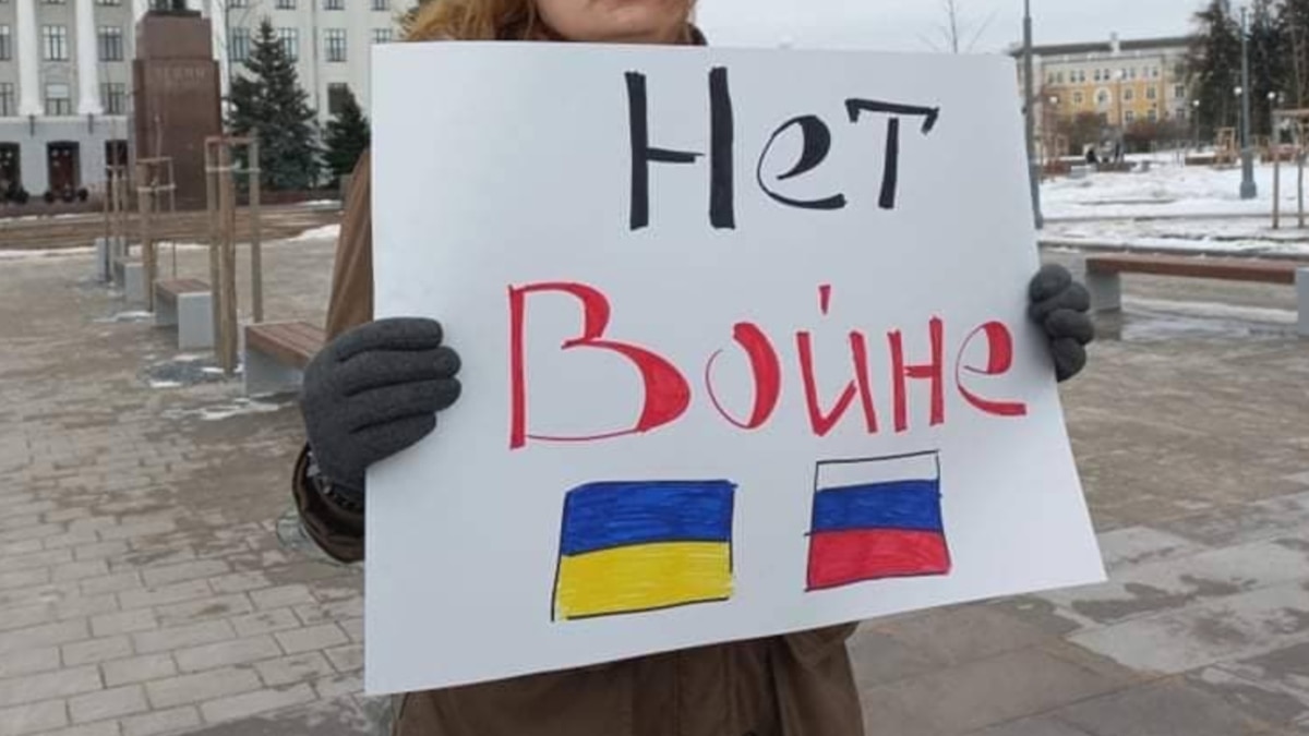 Десятки российских знаменитостей выступили против вторжения РФ в Украину.  Директор Центра имени Мейерхольда покинула пост 