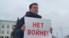 В Пскове задержали депутата Николая Кузьмина за пост против войны и фото с Навальным