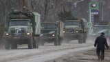 Российские военные автомобили в аннексированном Крыму на пути в материковую часть Украины, 24 февраля 2022 года