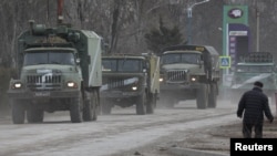 Российские военные автомобили в аннексированном Крыму на пути в материковую часть Украины, 24 февраля 2022 года