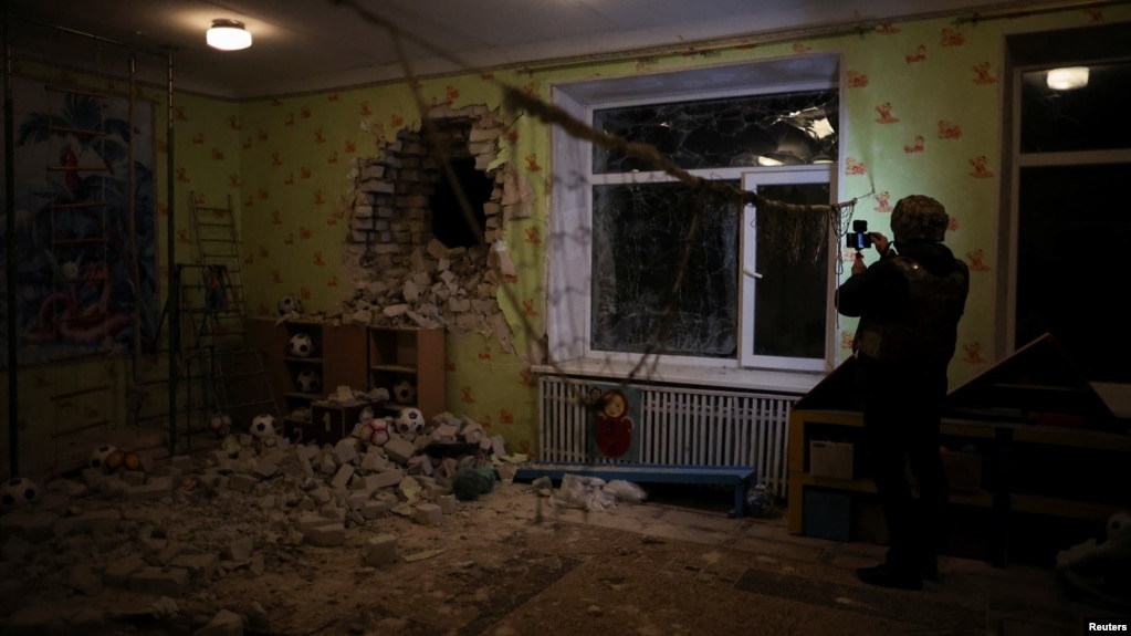 Здание детского сада в станице Луганской Луганской области после обстрела 17 февраля 2022 года. Фото: Reuters