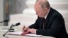 Путин подписывает документ о признании независимости "ДНР" и "ЛНР"