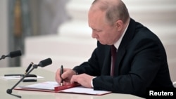 Путин подписывает документ о признании независимости "ДНР" и "ЛНР"