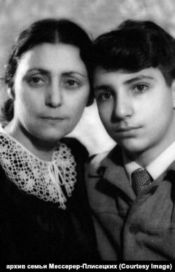 Азарий с мамой, конец 40-х