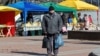 Мужчина на рынке в Донецке, 19 февраля 2022 года