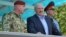 Александр Лукашенко (в центре) вместе с министром внутренних дел Юрием Караевым (справа), 28 июля 2020 года