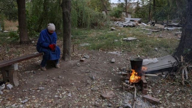 "Очень хочется, чтоб вы выехали, чтоб вы остались живой". Как украинские полицейские эвакуируют людей из Константиновки "Очень хочется, чтоб вы выехали, чтоб вы остались живой". Как украинские полицейские эвакуируют людей из Константиновки