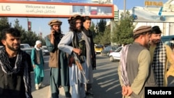 Член "Талибана" перед входом в аэропорт