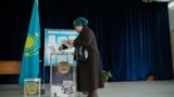Kazakhstan -- A woman is casting her vote at the 206 Polling station. Almaty, 20Mar2016