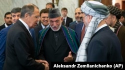 Бывший президент Афганистана Хамид Карзай (в центре) представляет делегацию "Талибана" министру иностранных дел России Сергею Лаврову (слева) перед встречей в Москве, 28 мая 2019 года