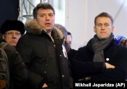 Лидеры оппозиции Борис Немцов и Алексей Навальный на митинге в знак протеста против предполагаемых фальсификаций результатов голосования на парламентских выборах в России на проспекте Сахарова, Москва, 24 декабря 2011 г, фото AP