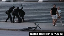 Полицейские избивают человека во время акции протеста в Минске. 10 августа 2020 года