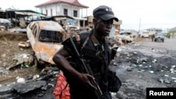 Камерунский спецназовец патрулирует улицы 