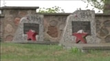 Поляки наводят порядок на оскверненном кладбище советских солдат