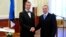 Президент Эстонии Тоомас Хенрик Ильвес пожимает руку Эстону Кохверу, задержанному в России и также обвиненному в шпионаже 