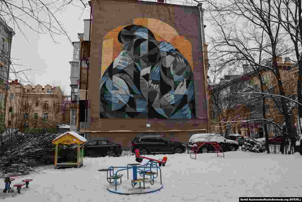 Этот мурал – благодарность волонтерам. Он появился в Киеве в июне 2023 года и изображает пару, застывшую в объятиях, которую окружают множество рук. Руки символизируют благотворительные фонды и общественные организации, помогающие военным, беженцам, женщинам, детям и животным в Украине
