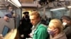 "Общество находится в гражданской коме". Политик и политолог о задержании Навального