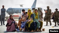 Молодые люди в аэропорту Кабула, 19 августа 2021 года. Фото: Reuters