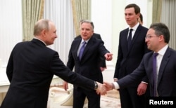 Владимир Путин принимает в Кремле американскую делегацию. Второй слева - Стив Уиткофф