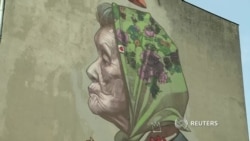 Граффити из мусора создает уличный художник в польском городе Лодзь