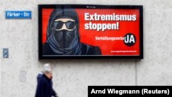 Постер в поддержку запрета на ношение одежды, закрывающей лицо, с надписью "Остановить экстремизм!" Цюрих, Швейцария, 15 февраля 2021 года