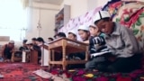 Тысячи детей в Кыргызстане не ходят в школы. Как это объясняют родители