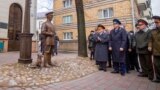 Белорусы извиняются перед памятниками после того, как милиция заставила сделать это подростка