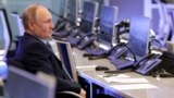 Президент РФ Владимир Путин во время посещения координационного центра правительства, Москва, 13 апреля 2021 года