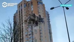 Прямое попадание российского снаряда в дом в Киеве утром 25 февраля