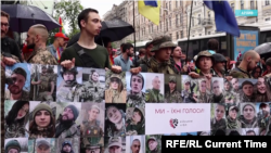 Военные и гражданские участники ЛГБТ-прайда в Киеве