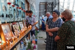 Люди во время траурных мероприятий в спортивном зале школы №1 Беслана по-прежнему приносят бутылки с водой в память о том, что у заложников была острая нехватка воды. Фото ТАСС, 1 сентября 2021 года