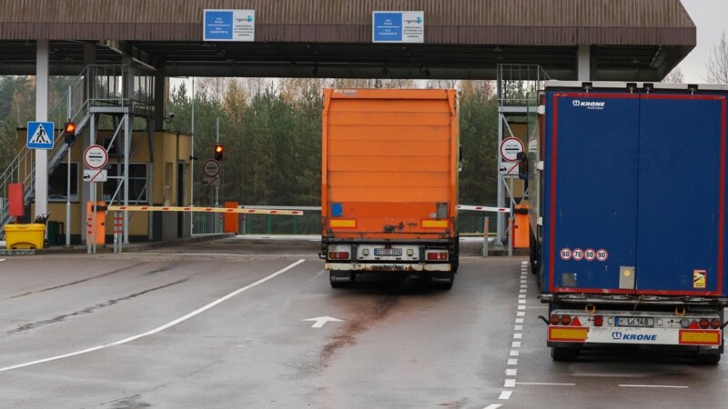 Лукашенко пригрозил конфискацией литовских фур, находящихся в Беларуси. Сейчас, по его словам, они "стоят под охраной"