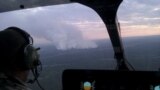 Пожарные облетают зону огня в Чернобыле 
