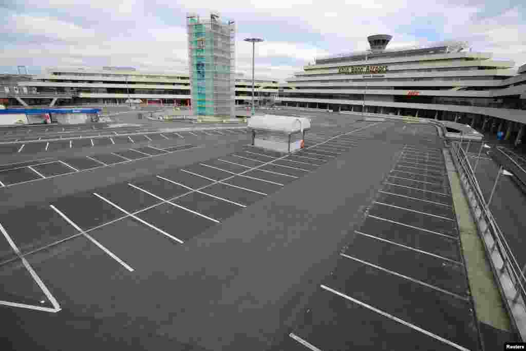 Пустая парковка перед зданием аэропорта в Кельне, Германия. 30 марта 2020 года
