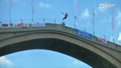 В Боснии прошли традиционные соревнования по прыжкам с моста в реку