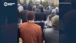 Жители Риги вызвали полицию из-за мусульман, которые молились на улице в честь окончания Рамадана