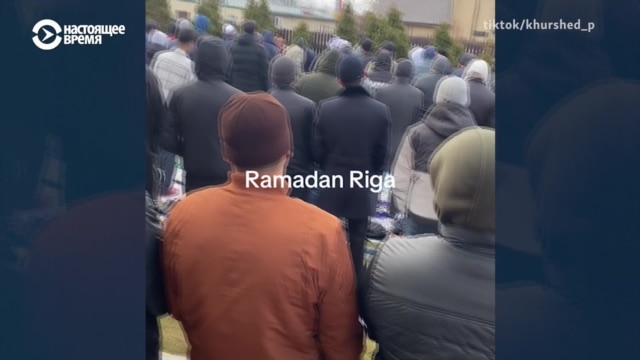 Жители Риги вызвали полицию из-за мусульман, которые молились на улице в честь окончания Рамадана