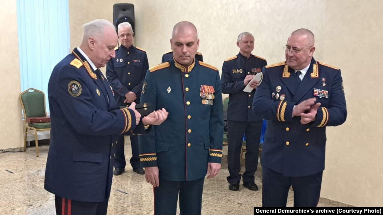 Демурчиев (в центре) получает награду из рук председателя Следственного комитета Александра Бастрыкина, февраль 2024 года