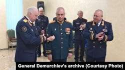 Демурчиев (в центре) получает награду из рук председателя Следственного комитета Александра Бастрыкина, февраль 2024 года