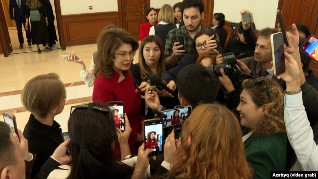 Аида Балаева в окружении журналистов в сентябре 2024 года