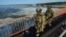 Российские военные на мосту возле Каховской ГЭС, недалеко от города Новая Каховка Херсонской области. 20 мая 2022 года
