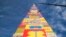 В Тель-Авиве построили огромную башню из LEGO в память о мальчике, который умер от рака