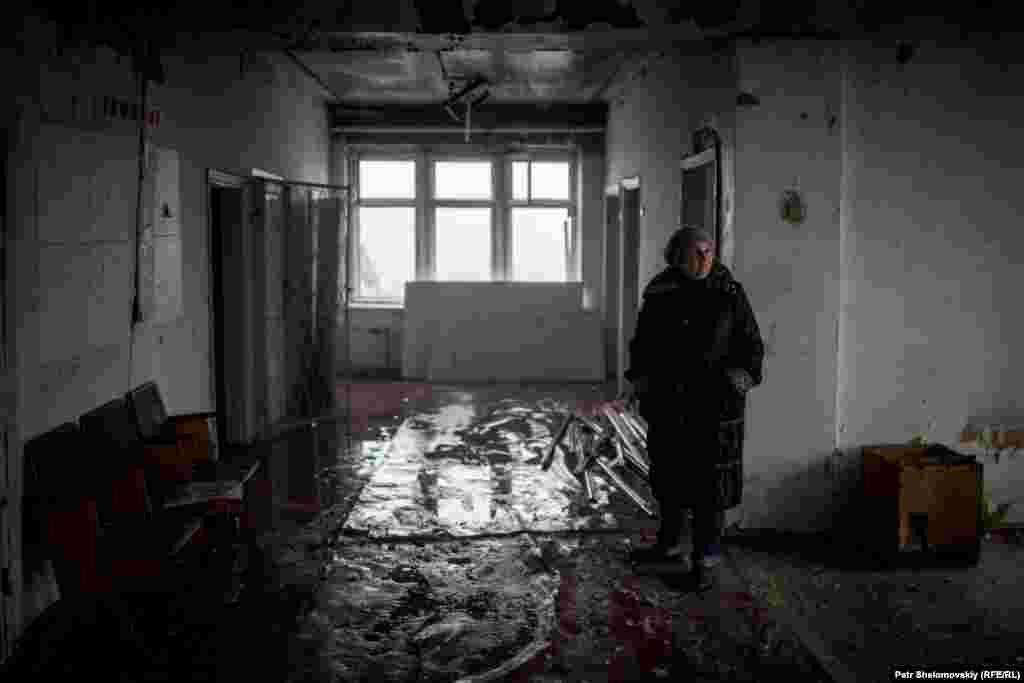 Из-за массированных обстрелов больница оказалась полностью разрушена. Марченко спасла часть медицинского обородования и медицинские карты пациентов &ndash; теперь все это хранится у нее дома