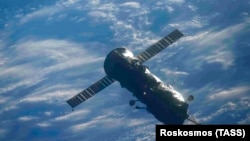 Грузовой корабль "Прогресс МС-16" и стыковочный отсек-модуля "Пирс" после расстыковки с Международной космической станцией