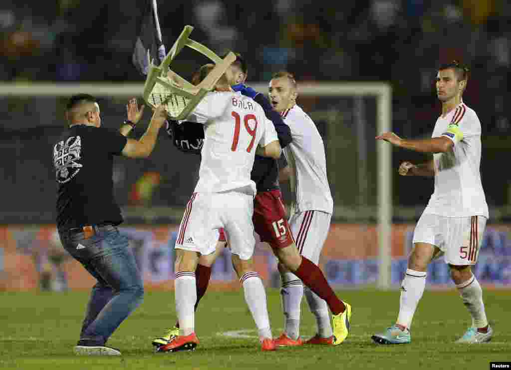 ...некоторым официальным предствителям команд и фанатам, вопреки тому, что поле охранялось, удалось напасть на игроков албанской команды 